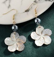 Load image into Gallery viewer, Pua Shell Earrings
